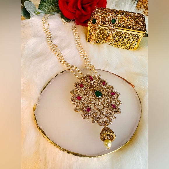 Long Pearls Indian necklace with a statement Pendent - Picture 4 of 7